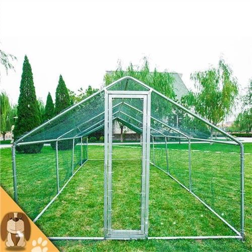 Pileća kućica na otvorenom od velike pocinčane cijevi